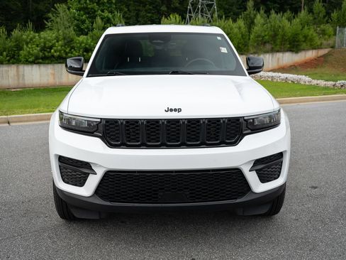 Used 2025 Jeep Grand Cherokee Altitude AWD/4WD image 2