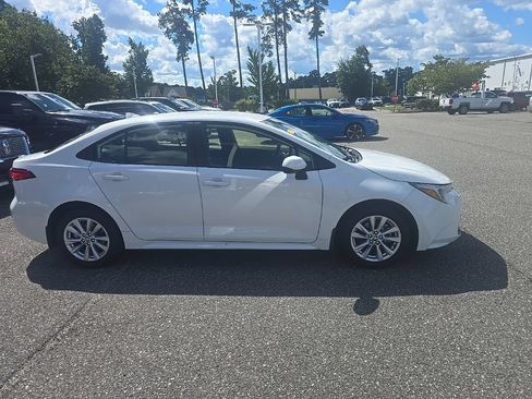 Used 2024 Toyota Corolla LE w/ LE Convenience Package FWD image 4