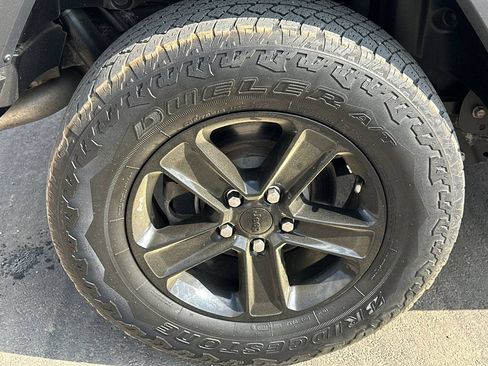 Used 2022 Jeep Wrangler Unlimited Sahara AWD/4WD image 17