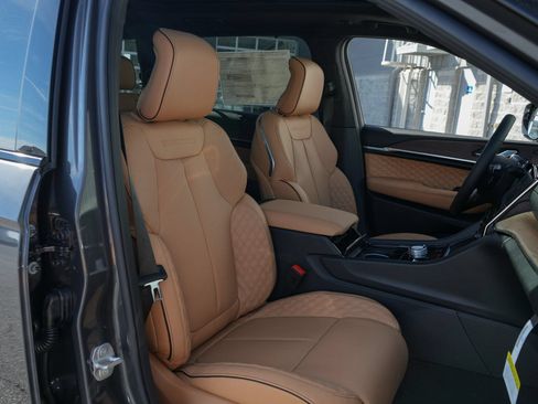 Used 2025 Jeep Grand Cherokee L Summit w/ Advanced Protech Group IV AWD/4WD image 40