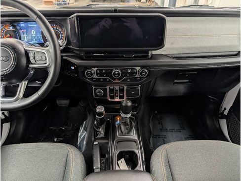 Used 2025 Jeep Wrangler Unlimited Sahara AWD/4WD image 23