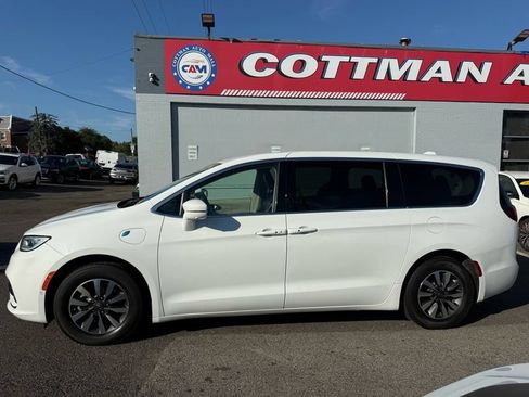Used 2022 Chrysler Pacifica Touring-L w/ Uconnect Theater Family Group FWD image 2