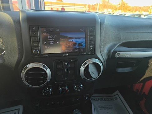 Used 2018 Jeep Wrangler Unlimited Sahara w/ Connectivity Group image 19