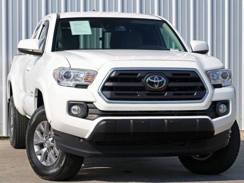 Used 2019 Toyota Tacoma SR5 image 2