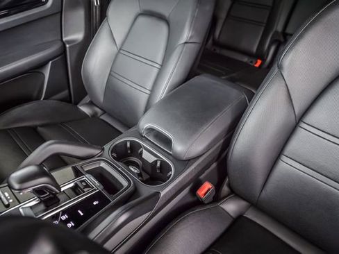 Used 2019 Porsche Cayenne image 32