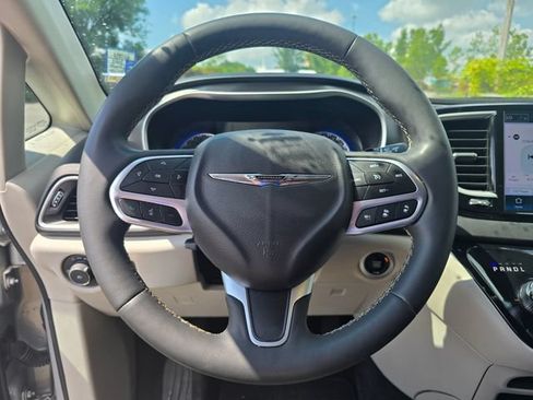Used 2024 Chrysler Pacifica Touring-L FWD image 27