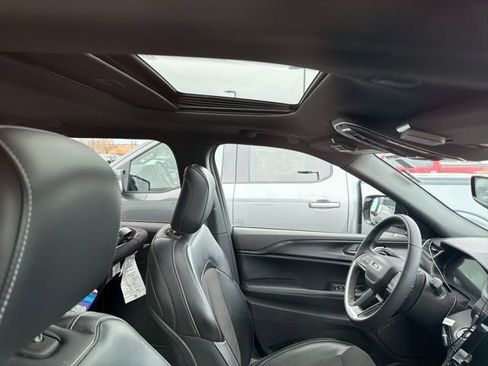 Used 2023 Jeep Grand Cherokee L Altitude image 11