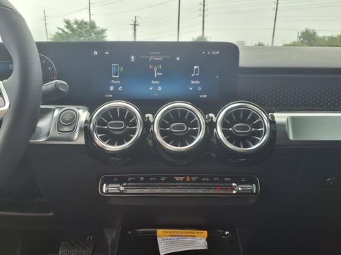 New 2025 Mercedes-Benz GLB 250 4MATIC image 18