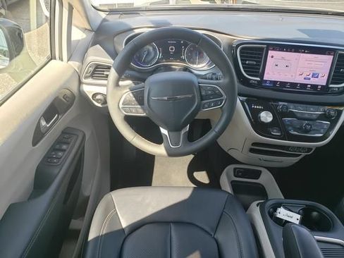 Used 2024 Chrysler Pacifica Touring-L FWD image 16