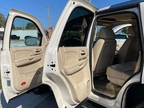 Used 2007 Cadillac Escalade AWD w/ Information Package image 17