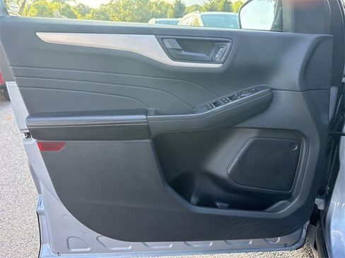 Used 2022 Ford Escape SE w/ SE Sport Appearance Package image 22