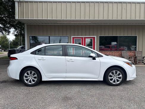 Used 2022 Toyota Corolla LE FWD image 1