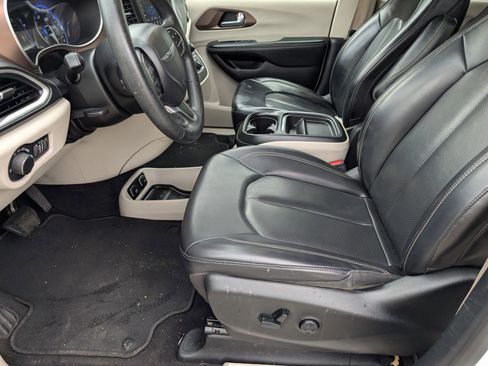 Used 2020 Chrysler Voyager Lxi image 28