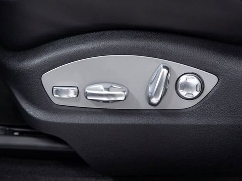 Certified 2025 Porsche Macan image 18