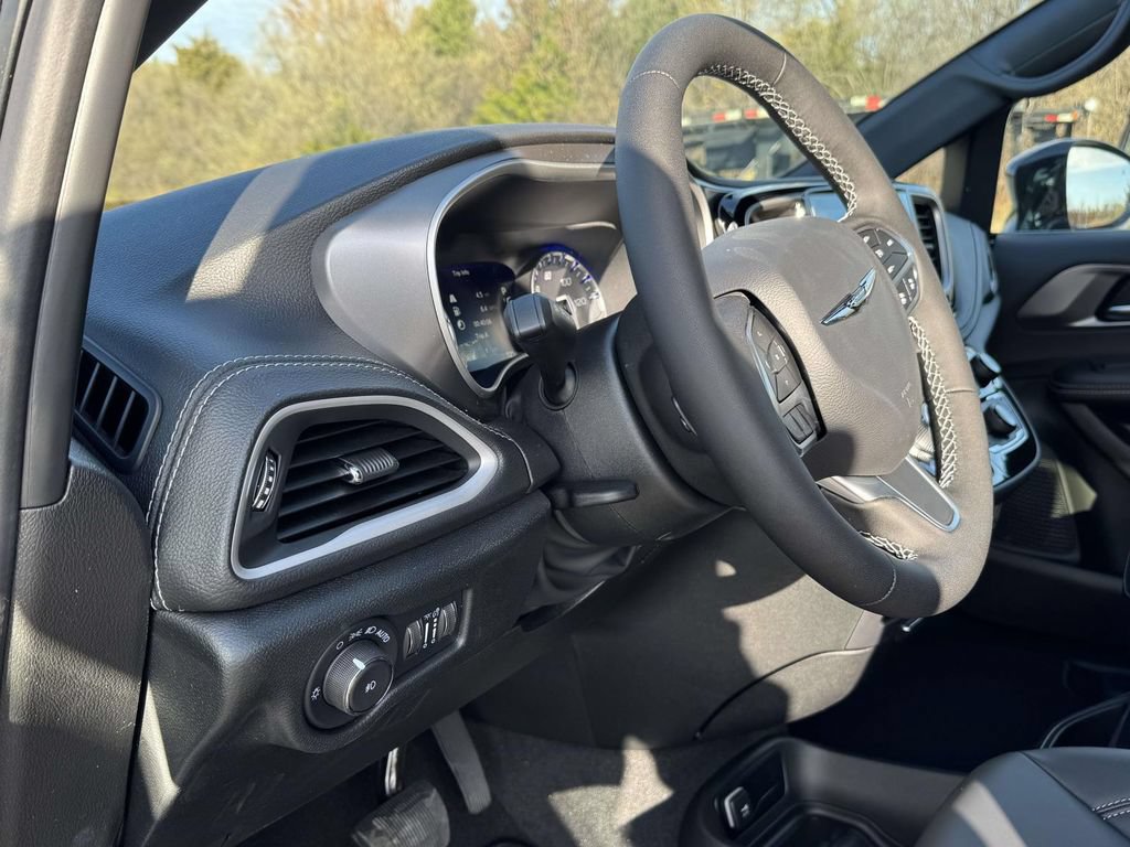 New 2026 Chrysler Pacifica Select FWD image 2