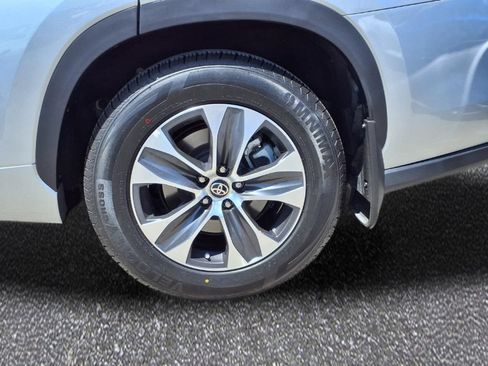 Used 2024 Toyota Highlander XLE FWD image 5