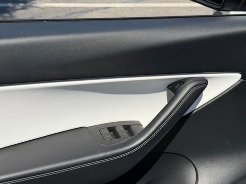 Used 2022 Tesla Model Y Long Range image 25