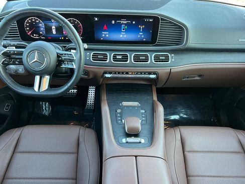 Used 2024 Mercedes-Benz GLS 450 4MATIC image 3