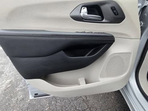 Used 2024 Chrysler Pacifica Touring-L FWD image 17