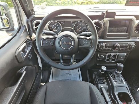 Used 2023 Jeep Gladiator Sport AWD/4WD image 14
