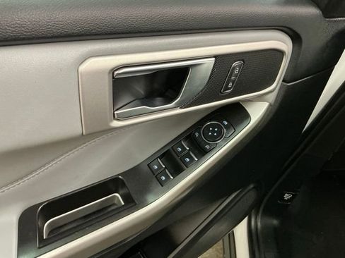 Used 2022 Ford Explorer XLT w/ Equipment Group 202A AWD/4WD image 17