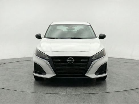 Used 2025 Nissan Altima 2.5 SV FWD image 2