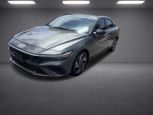 Used 2025 Hyundai Elantra Sport FWD image 3