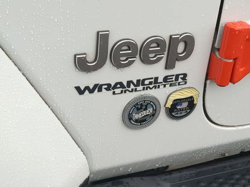 Used 2019 Jeep Wrangler Unlimited Sahara w/ Cold Weather Group AWD/4WD image 12