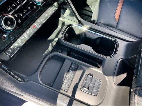 Used 2025 GMC Sierra 2500 AT4 w/ AT4 Premium Plus Package image 17