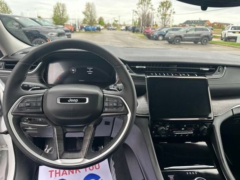 Used 2023 Jeep Grand Cherokee Limited AWD/4WD image 15