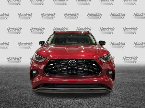 Used 2025 Toyota Highlander XLE image 3