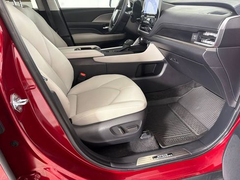 Used 2025 Toyota Grand Highlander XLE image 14