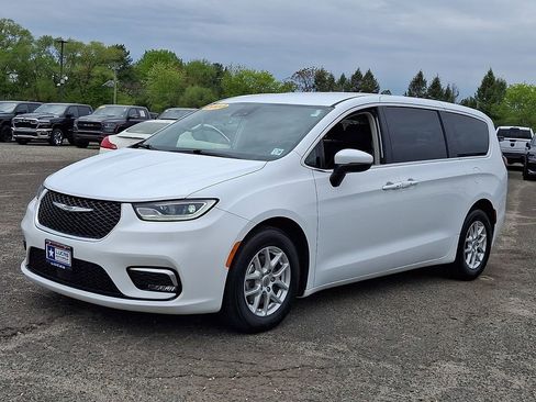 Used 2023 Chrysler Pacifica Touring-L FWD image 6