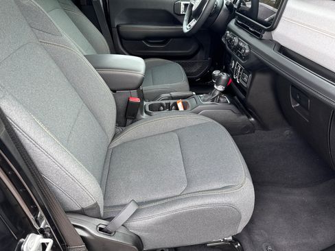 Used 2025 Jeep Wrangler Sahara image 13