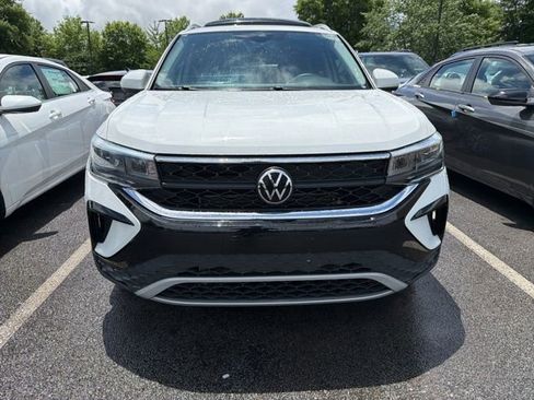 Used 2023 Volkswagen Taos SE w/ Panoramic Sunroof Package FWD image 2