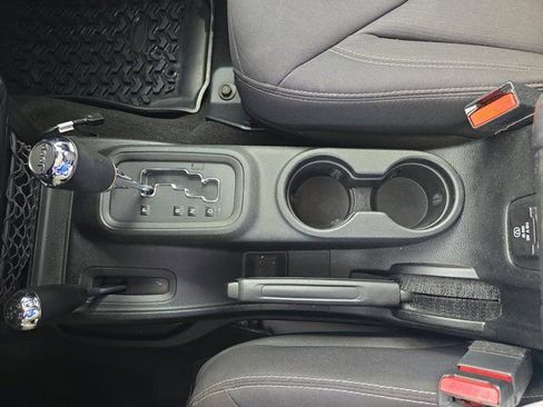 Used 2013 Jeep Wrangler Unlimited Sahara image 33