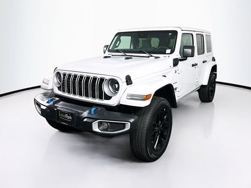 Used 2024 Jeep Wrangler Unlimited Sahara AWD/4WD image 3