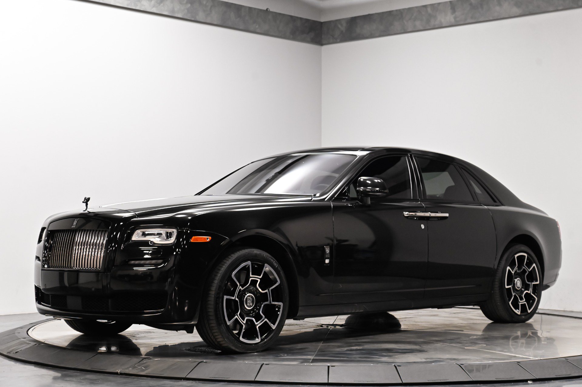 Used 2017 Rolls-Royce Ghost RWD image 3