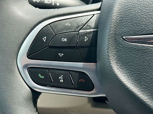 Used 2024 Chrysler Pacifica Touring-L image 11