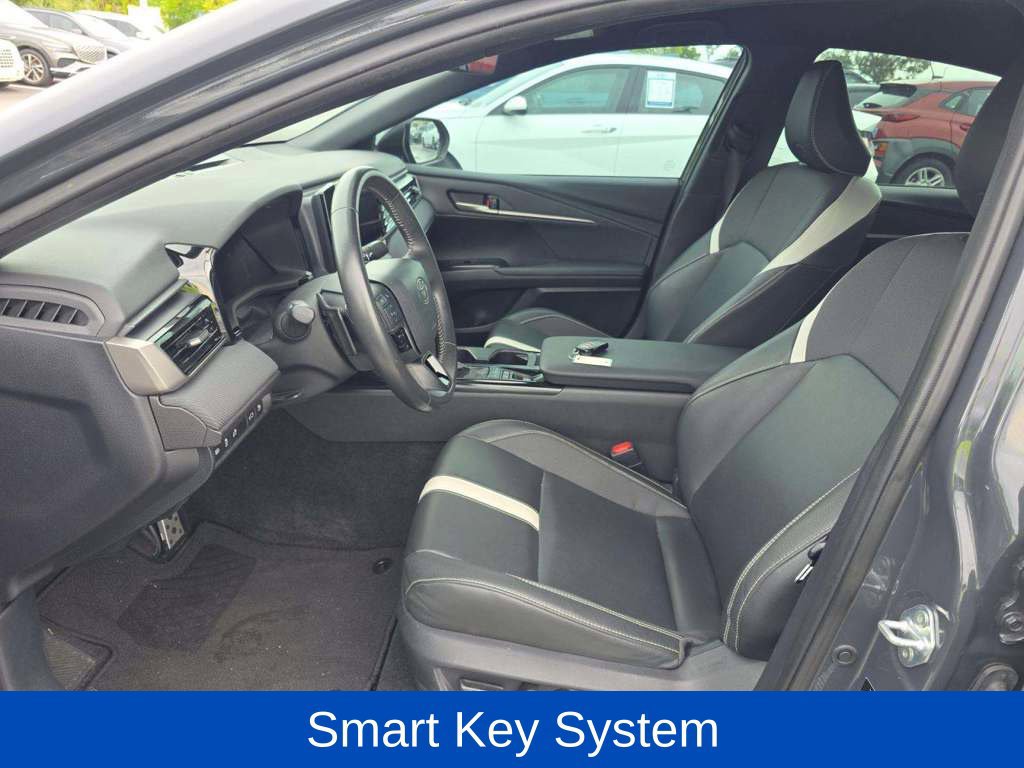 Used 2025 Toyota Camry SE w/ Convenience Package FWD image 4