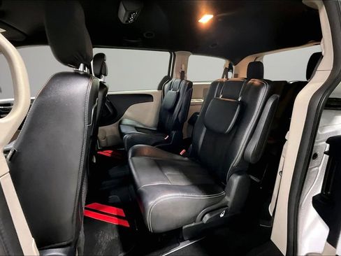 Used 2020 Dodge Grand Caravan SXT image 22