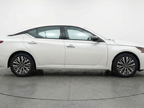 Used 2025 Nissan Altima 2.5 SV image 11