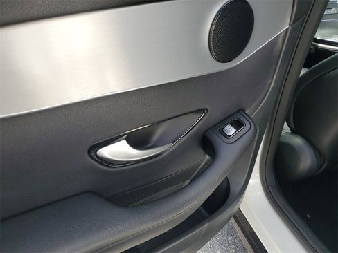 Used 2019 Mercedes-Benz GLC 300 w/ Premium Package image 11