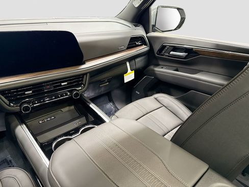 New 2026 Chevrolet Suburban High Country w/ Sun And Tow Package AWD/4WD image 28