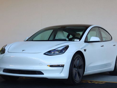 Used 2021 Tesla Model 3 Standard Range Plus RWD image 4