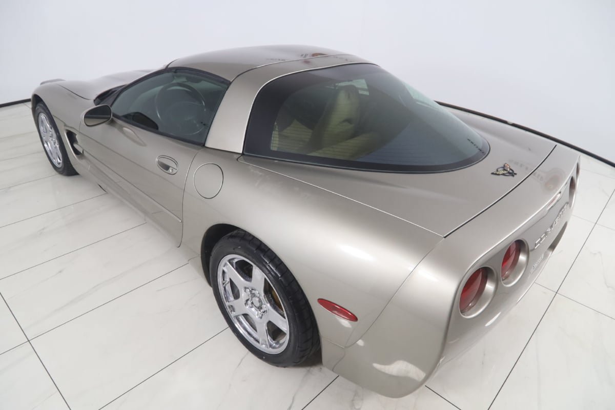 Used 1998 Chevrolet Corvette Coupe w/ Performance Handling Pkg RWD image 18