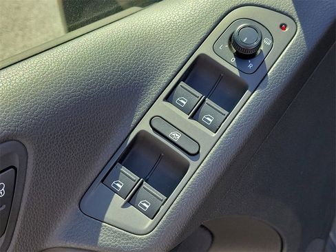 Used 2017 Volkswagen Tiguan Limited w/ Premium Package image 19