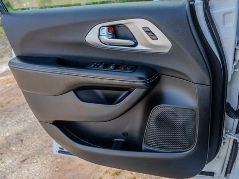 Used 2021 Chrysler Pacifica Touring-L w/ Premium & Safety Sphere Group image 21