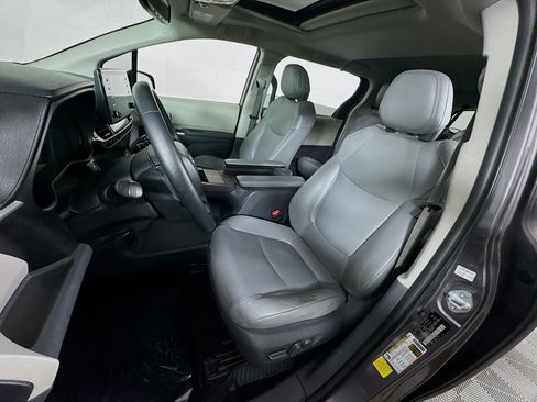 Certified 2021 Toyota Sienna XLE FWD image 11