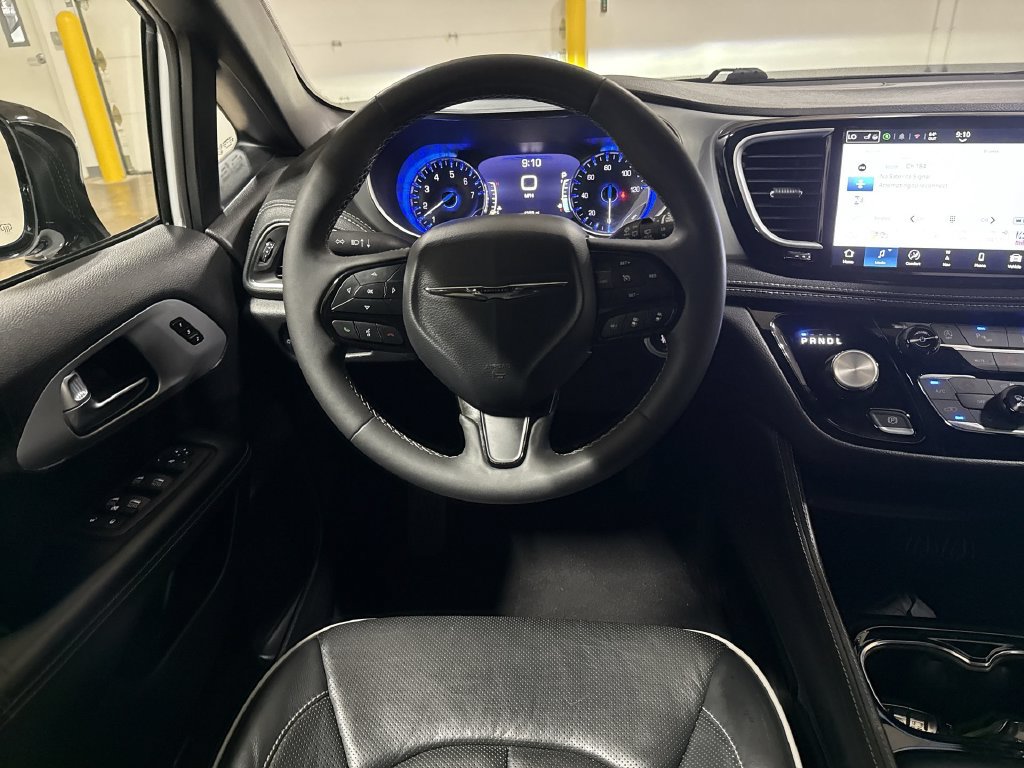 Used 2025 Chrysler Pacifica Limited FWD image 11